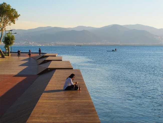 Piattaforma in legno a sbalzo sul mare